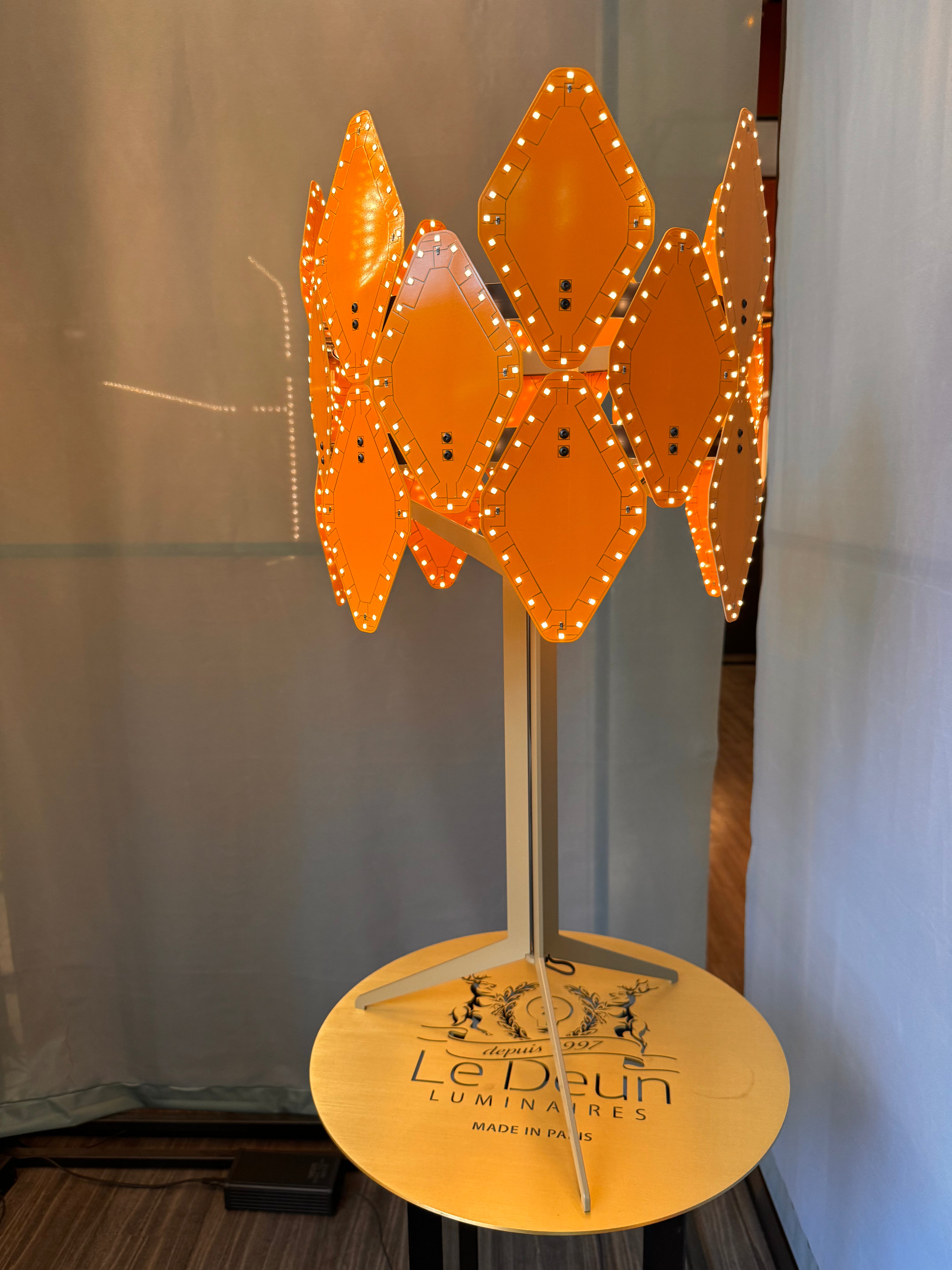MATEO TABLE - Display